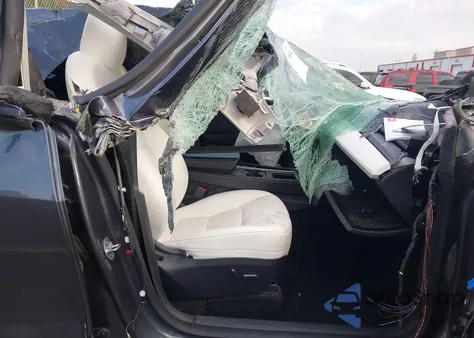 2023 Tesla Model Y Awd/Long Range Dual Motor All-Wheel Drive z USA, uszkodzony, nr VIN 7SAYGDEE9PF937549